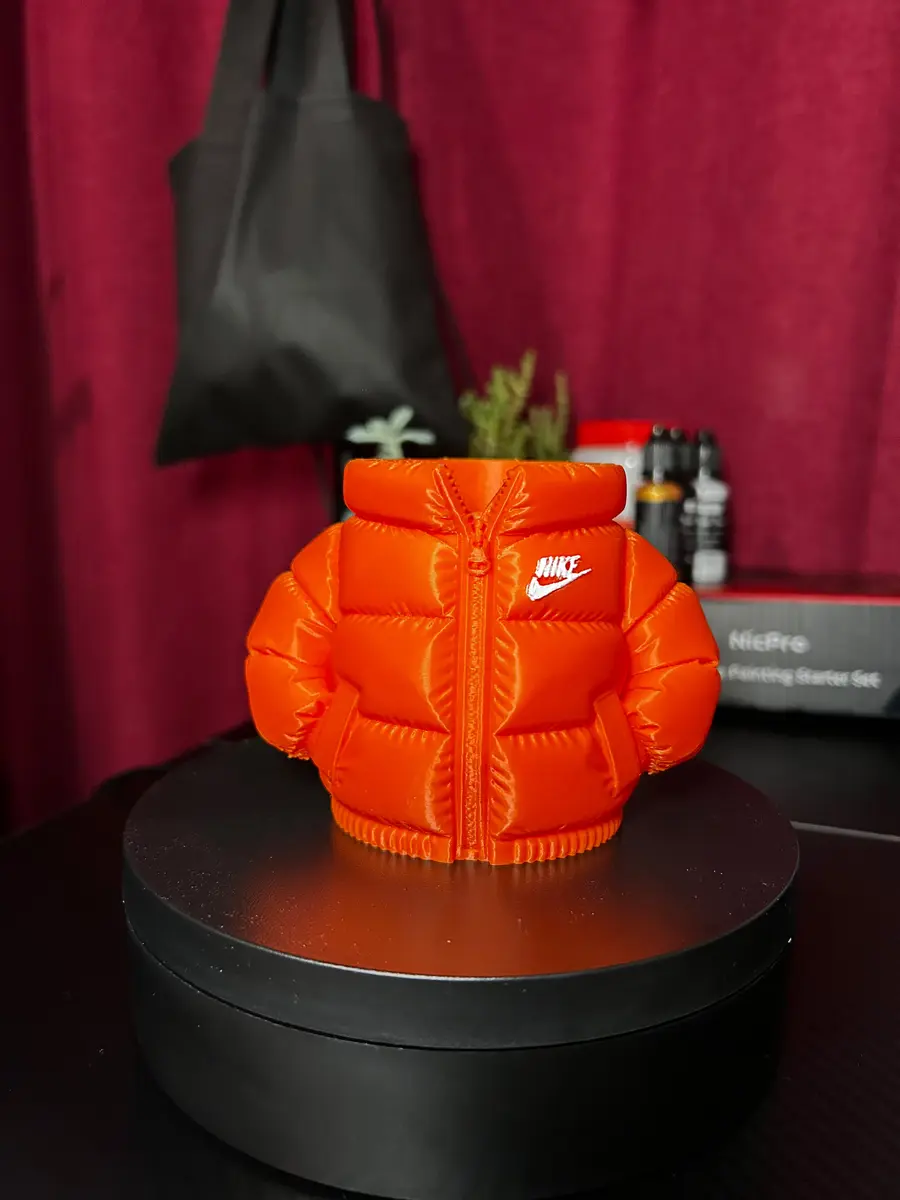 Portalápices naranja con forma de chamarra acolchada